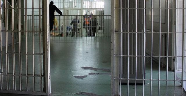    Arrestohet dentisti i 313-ës, i dha 100 gram drogë të burgosurit