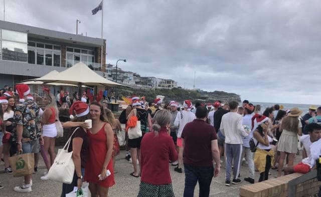 Të mbledhur në grumbuj dhe duke u përqafuar, Australia kërcënon turistët britanik me dëbim