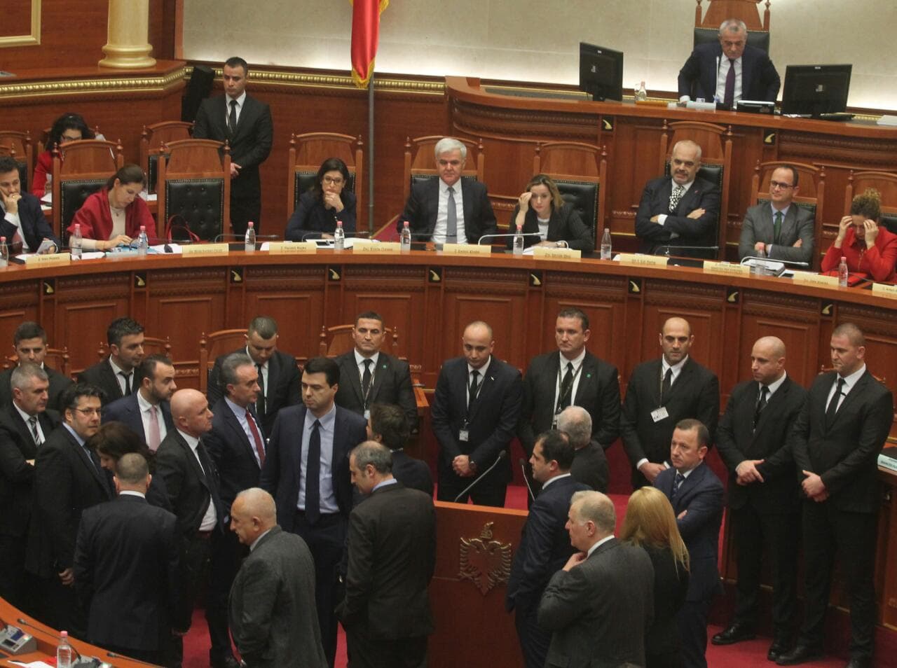 Tension në Parlament/ Maxhoranca miraton aeroportin e Vlorës, rrëzohet KLGJ dhe KLP (VIDEO)