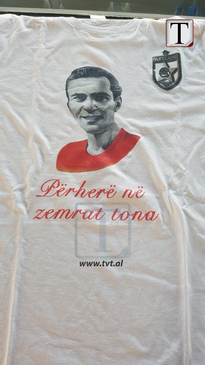 Në kujtim të Loro Boriçit, Partizani luan me fanella me imazhin e tij (FOTO)