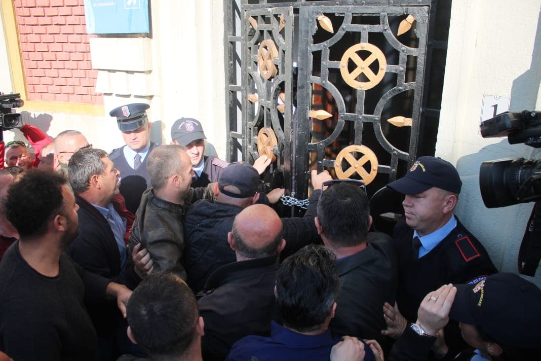 Banorët e “Astirit” sërish në protestë para Bashkisë, përplasje me policinë (VIDEO)