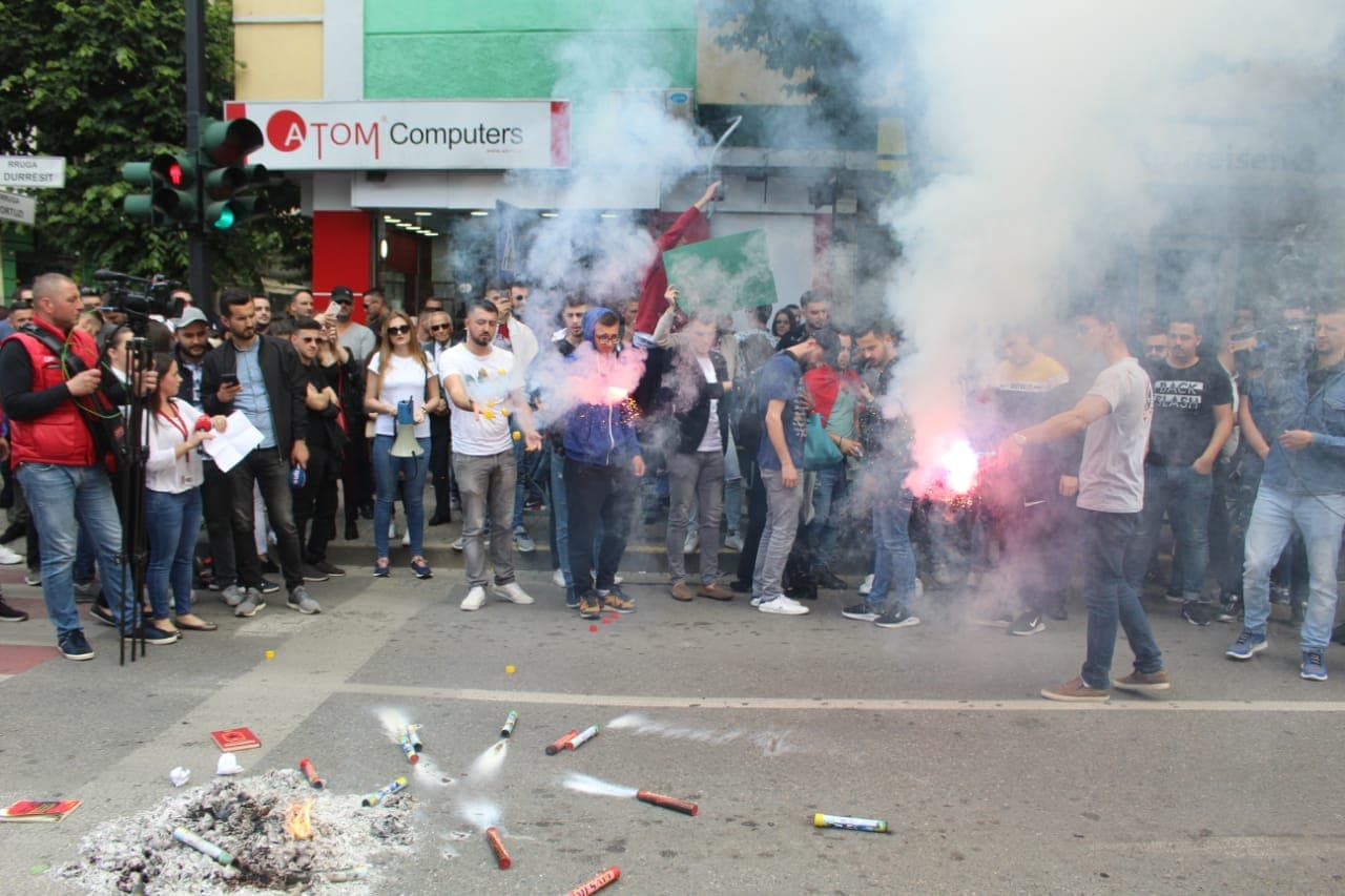 Studentët i rikthehen protestës, hedhin tymuese dhe thyejnë xhamat e Ministrisë së Arsimit/ Reagon Ministrja e arsimit(VIDEO)