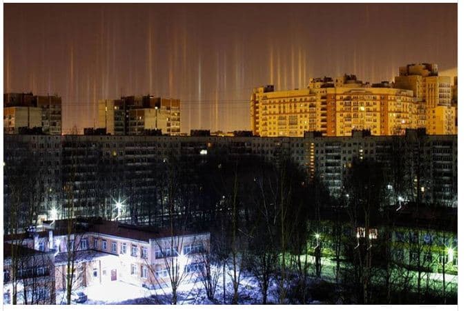 Fenomeni i rrallë, qielli i Shën Petërsburgut ndriçohet nga dritat shumëngjyrëshe (FOTO)