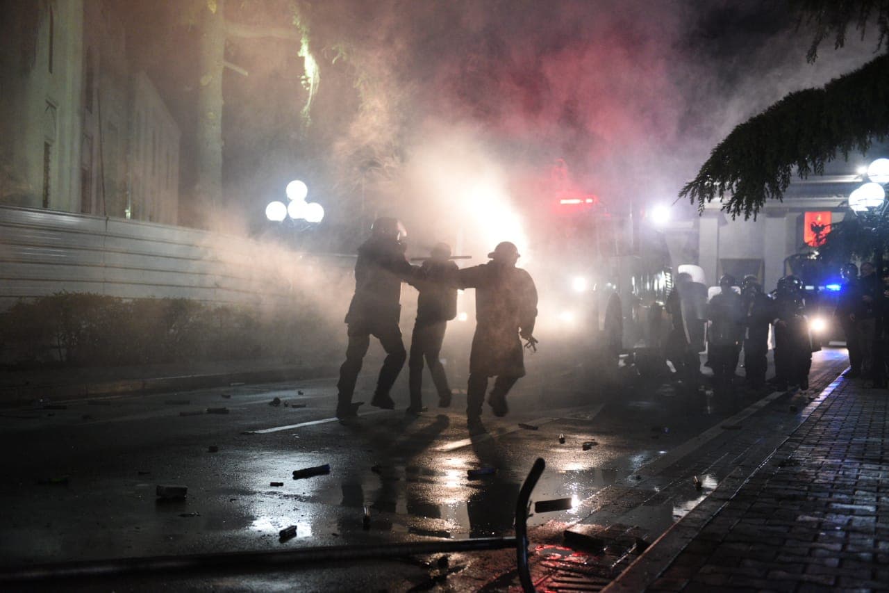 Protesta: Dhunë, gaz lotsjellës dhe ujë mbi protestuesit (VIDEO)