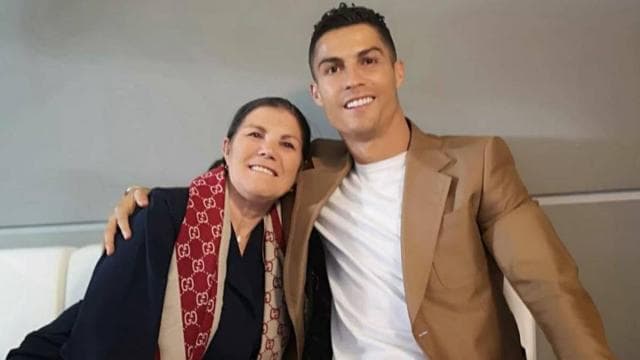 Dhurata luksoze që CR7 i bën të ëmës (Foto)