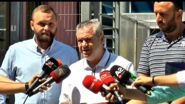   Deputetët Murrizi dhe Valteri kallëzojnë në SPAK tenderin për uniformat e policisë (VIDEO)