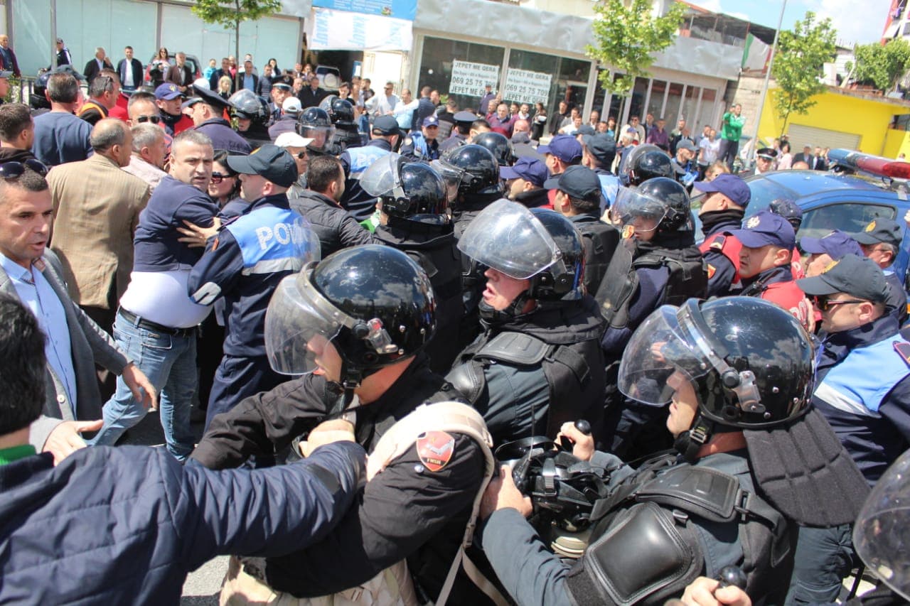Protestë e tensionuar te Unaza e Re, disa të shoqëruar (FOTO/ VIDEO)