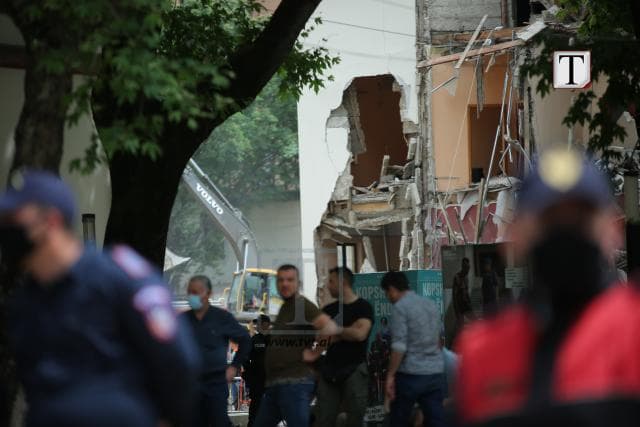Shembja e Teatrit, 37 të shoqëruar në polici (VIDEO)