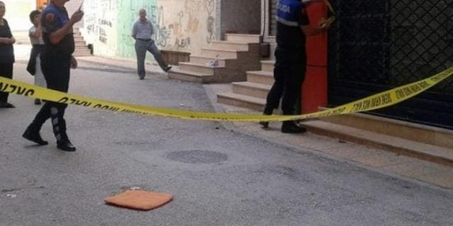18-vjeçarja hidhet nga kati i tretë i një pallati në Tiranë
