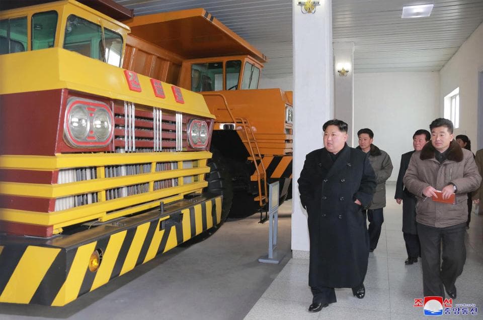 Kim Jong Un shfaqet në TV pas zërave për sëmundjen e tij (FOTO)