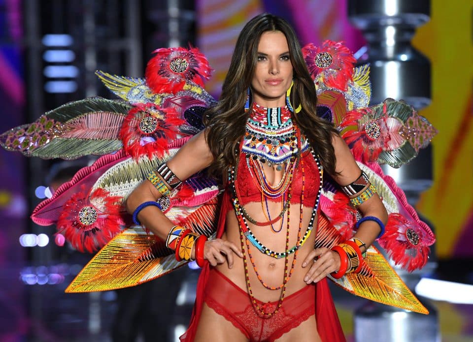 Pa krahët e engjëllit/ Supermodelja braziliane nuk do të sfilojë më për Victoria’s Secret (FOTO)
