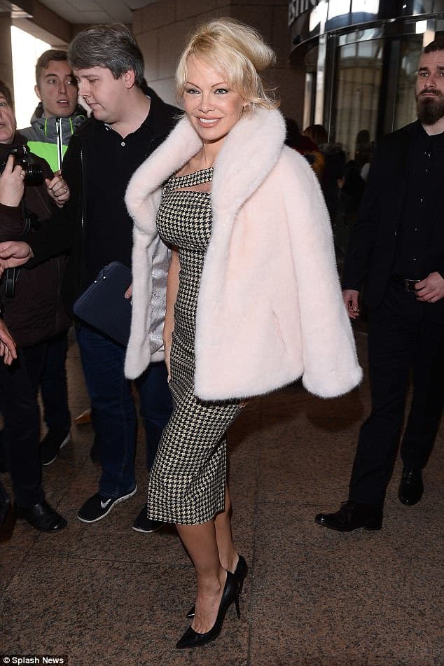 Pamela Anderson, një Barbie 50-vjeçare (FOTO)