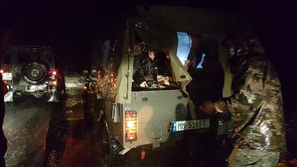 Bllokohen banorët e Valiasit bashkë me zjarrfikësit që u shkuan në ndihmë, ndërhyn Ushtria (FOTO)