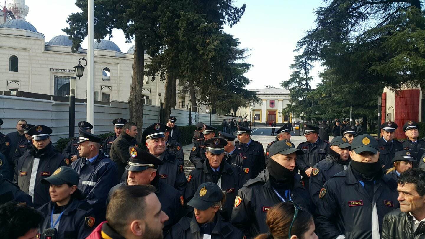 Opozita, në sallë dhe në protestë kundër zgjedhjes së kryeprokurorit të përkohshëm (VIDEO)