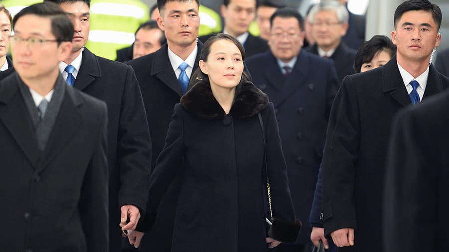 Momenti historik/ Motra e Kim Jong-un i jep dorën presidentit të Koresë së Jugut (FOTO/ VIDEO)