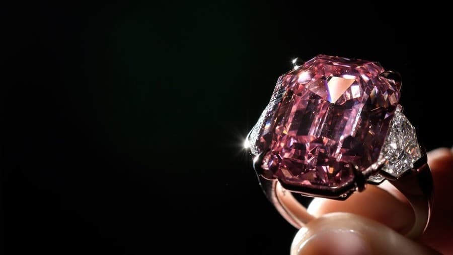 Një diamant rozë shitet për 50 milionë dollarë (FOTO)