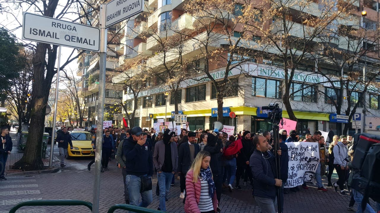 Studentët protestojnë para Ministrisë së Arsimit: Nuk kërkuan dialog kur vendosën tarifat (FOTO/ VIDEO)