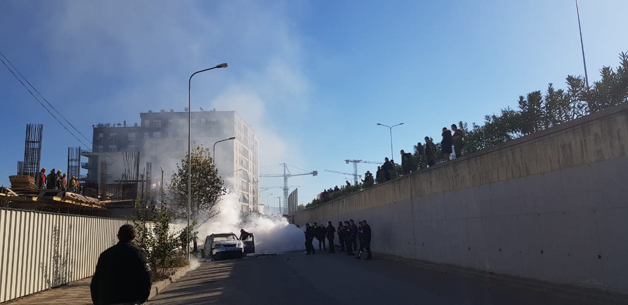 Shpërthen një makinë te Komuna e Parisit