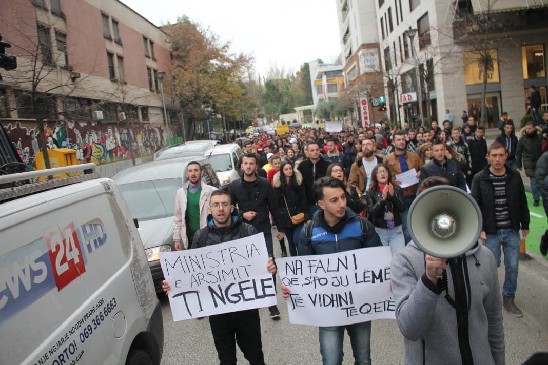 Studentët protestojnë para Ministrisë së Arsimit: Nuk tërhiqemi (FOTO)