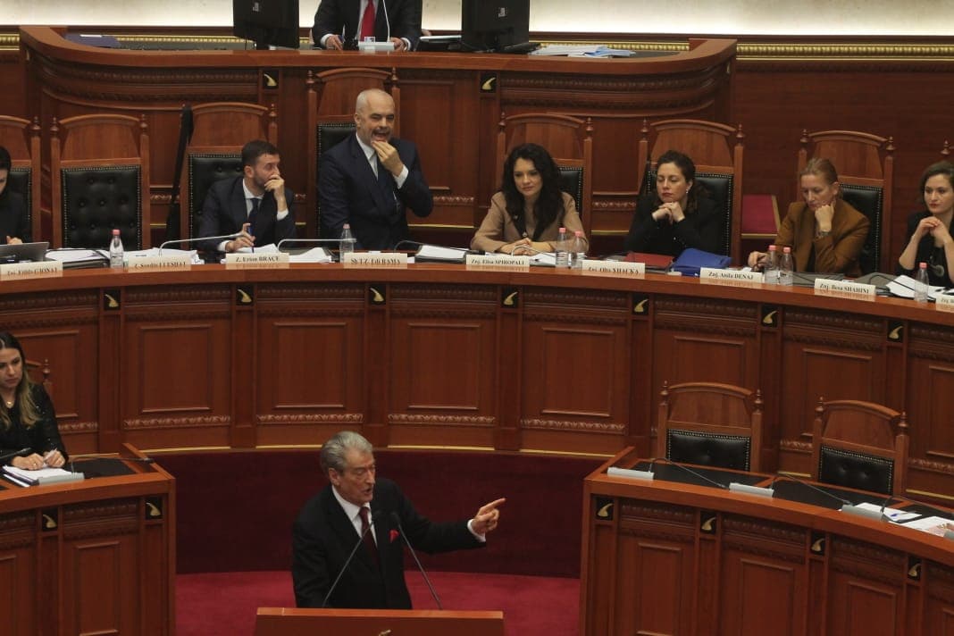 Kuvendi, akuza dhe fyerje mes Berishës dhe Ramës (VIDEO)