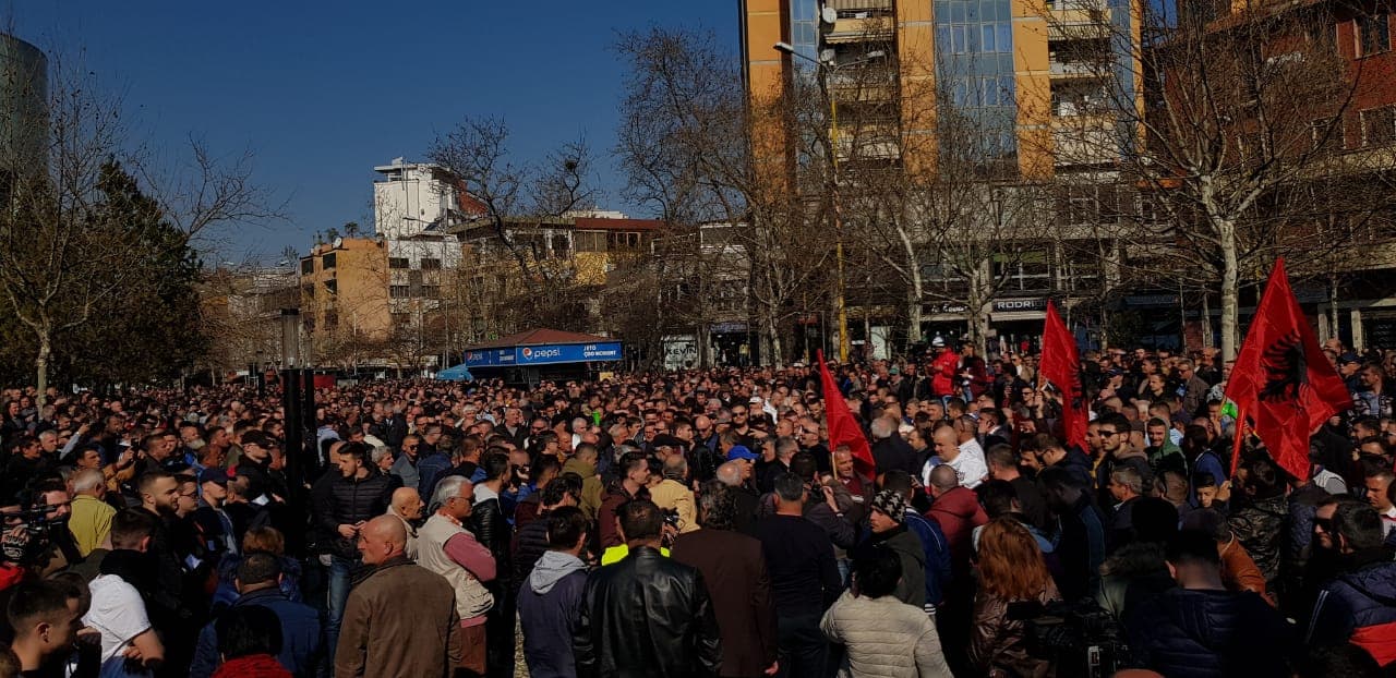 Protesta zhvendoset para Kuvendit (FOTO/VIDEO)
