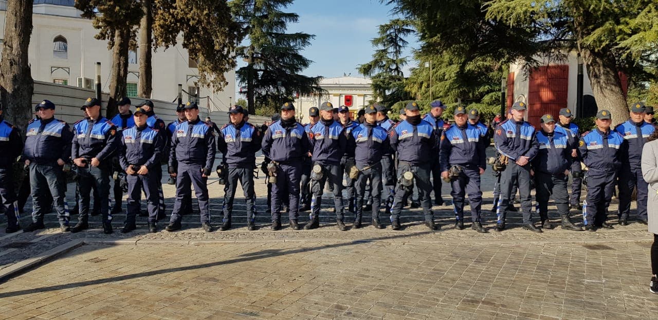 Seancë dhe protestë, “blindohet” Parlamenti (VIDEO)
