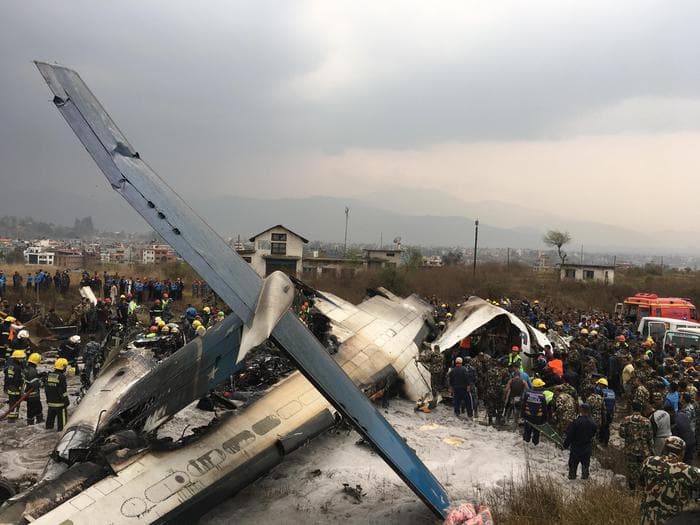 Avioni rrëzohet ndërsa ulej në pistë, 54 viktima në Nepal  