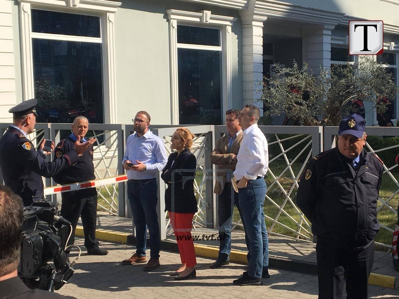 Protesta e opozitës, pesë orë tension me policinë (FOTO/VIDEO)