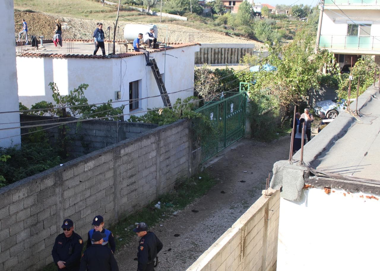 Nis shembja e banesave në Shkozë, banorët përplasen me policinë (VIDEO) 