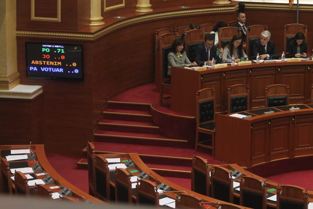 Seanca pa opozitën, Kuvendi miraton ligjet me 71 vota  