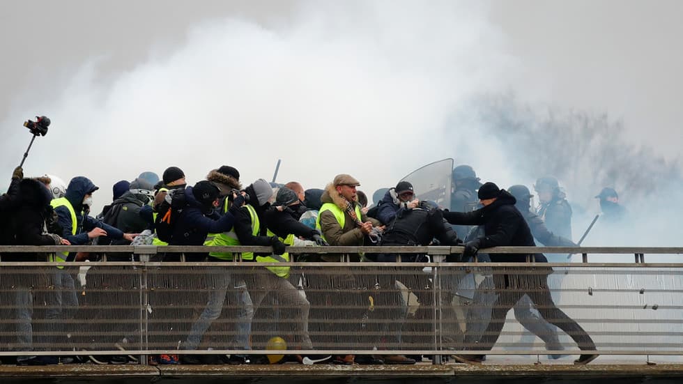 Shtohet zemërimi i francezëve, shkak paga e majme e organizatores së dialogut të Macron-it me “jelekët e verdhë” 