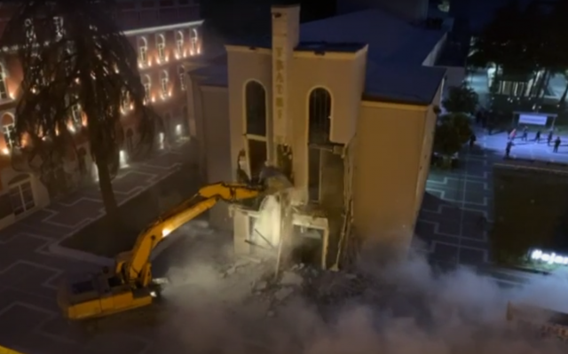 Tensionohet situata te Teatri Kombëtar/ Shoqëria civile e artistët, përplasje me policinë (VIDEO)