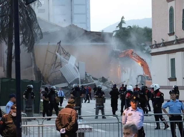 Tensionohet sërish situata te Teatri Kombëtar