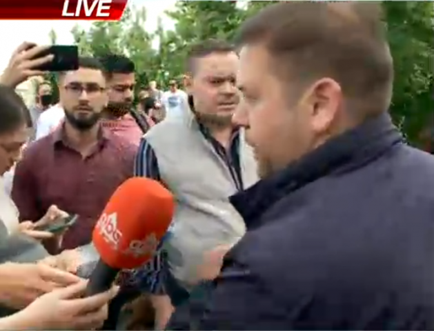 Teatri/ Arrestohet analisti Alfred Lela dhe ish-deputetja Silva Caka (VIDEO)