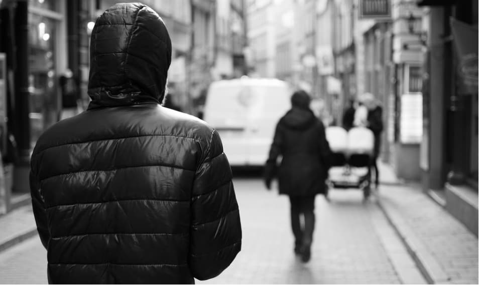 E përndiqte prej kohësh, tentoi ta përdhunonte, arrestohet 53-vjeçari