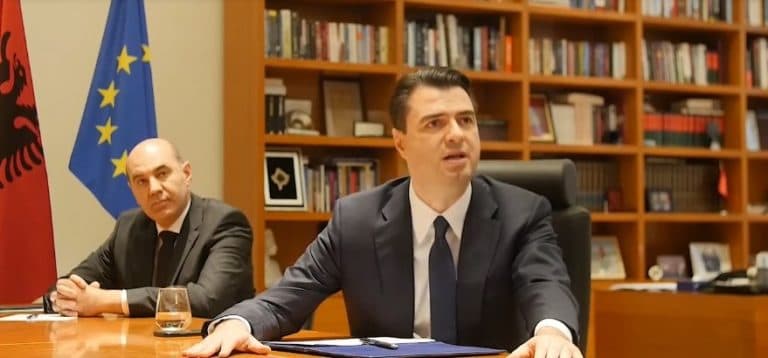 Basha bisedë online me Komisionerin Hahn: Politika të mbajë duart larg drejtësisë (VIDEO)