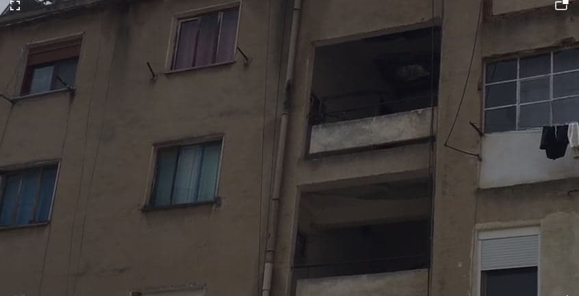 Gruaja mban burrin të vdekur në banesë prej ditësh (VIDEO)