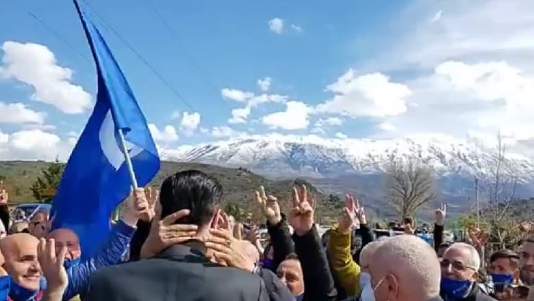 Basha në Gjirokastër, qytetarët i presin rrugën: O kryeministër i ardhshëm (VIDEO)