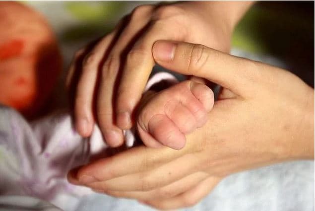Fëmija i parë me antitrupa anti Covid lindi nga një nënë e vaksinuar shtatzënë