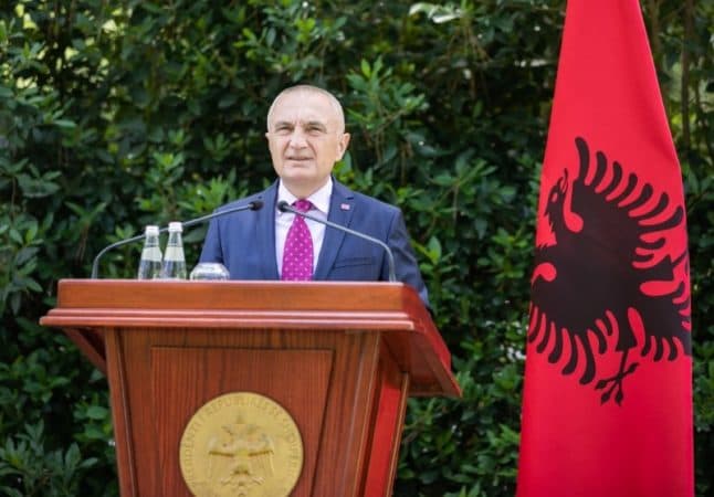 Meta: Shqipëria zbrazet, bizneset mbyllen, administrata fryhet