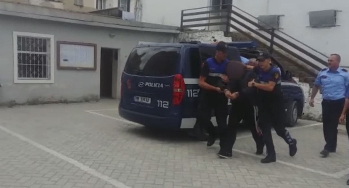 Transportonte 11 emigrantë kundrejt 1000 euro secili, 44-vjeçari kapet “mat” në Pogradec