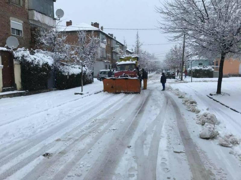 Reshje dëbore në qarkun e Korçës, rekomandohet qarkullimi i mjeteve me zinxhirë