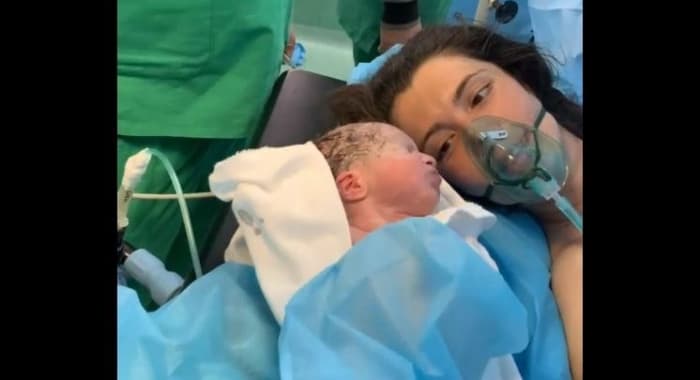 E shtruar në spital me Covid, 19- vjeçarja sjell në jetë foshnjën e saj