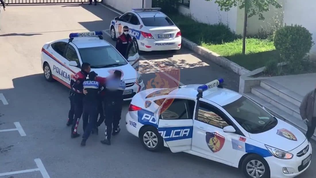 Kërcënonte me thikë dhe vidhte qytetarët, arrestohet 27-vjeçari nga Laçi