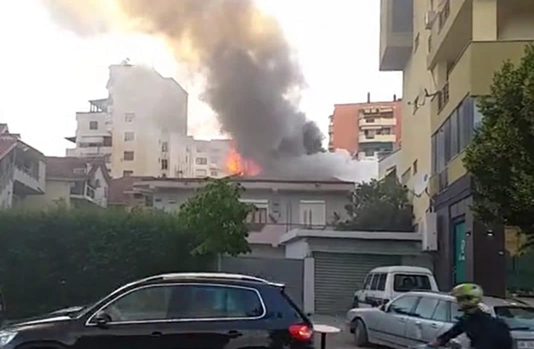 Digjet një banesë në Vlorë, humb jetën 50-vjeçarja invalide