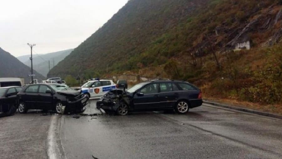 Përplasen dy makina në Korçë, plagoset një person