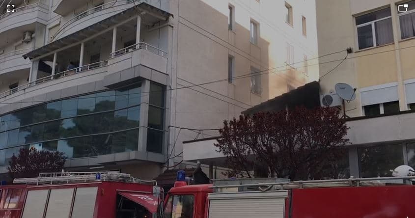 Përfshihet nga flakët një banesë në Lezhë, shpëton e moshuara