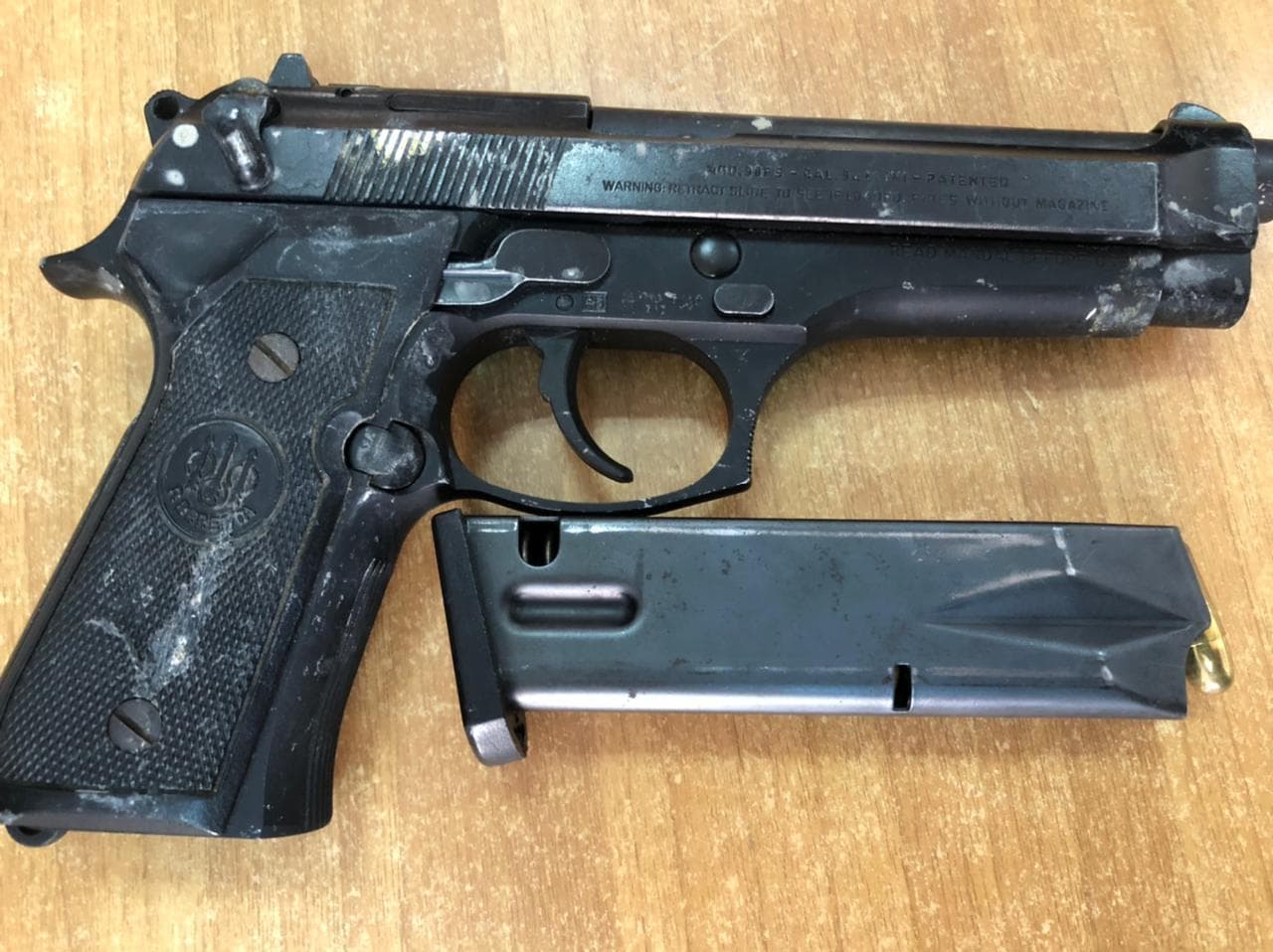 Lëviznin me armë, si tentuan t’ia mbathinin nga policia dy të rinjtë në Vlorë
