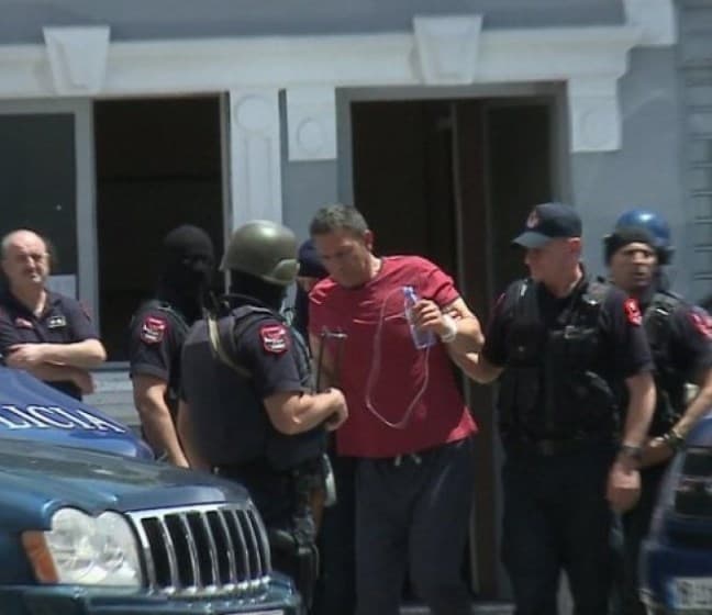 Kush është Ardian Çapja, akuzat për vrasje dhe si u shpëtoi atentateve me snajper e tritol