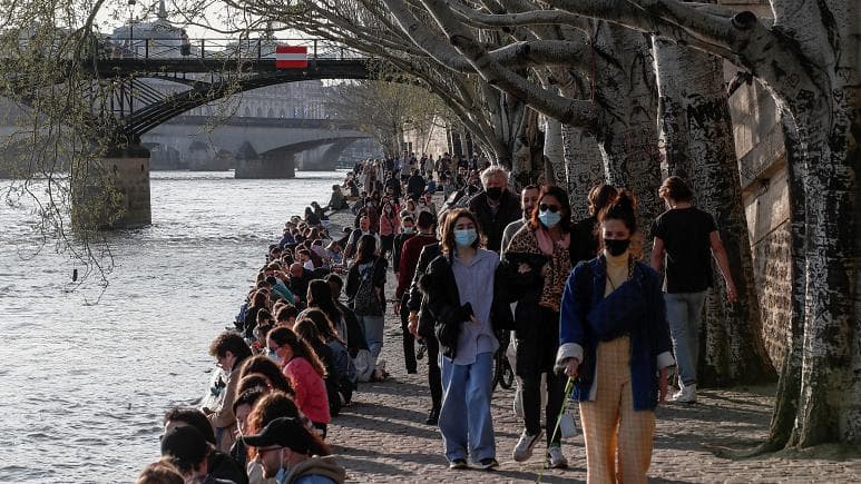 COVID-19/ Mjekët në Francë paralajmërojnë për spitale të mbingarkuara